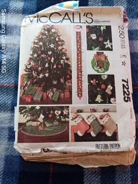 7225 Holiday Tree Skirt & Stocking Pattern in Green and Red by